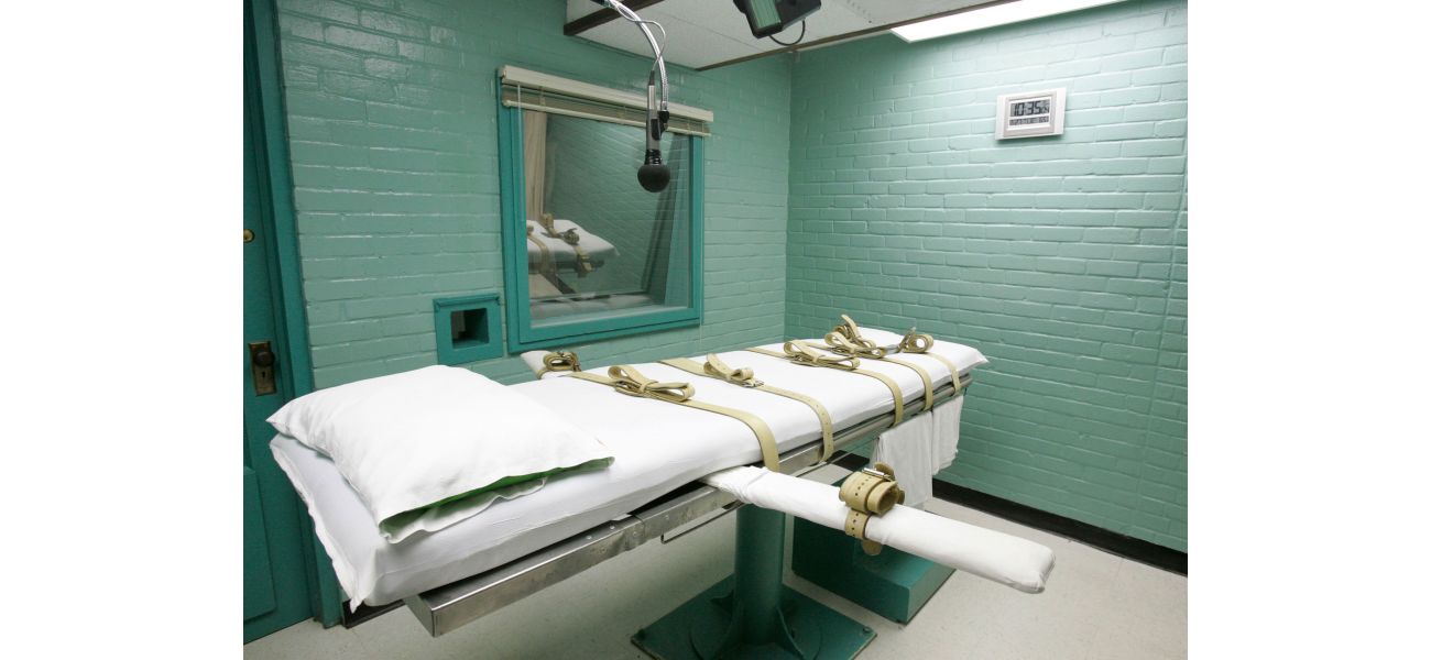Man in US sentenced to death for killing twin teenage sisters in 1989 with a knife.