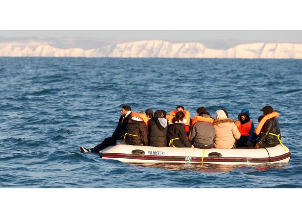 A child was killed at the bottom of a boat while crossing the English Channel.