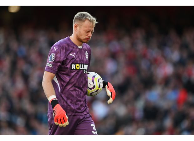 Ex-Portsmouth player criticizes Southampton for letting Arsenal come back and win.