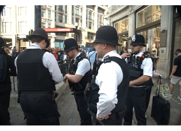 Metro investigates police efforts against phone thieves.