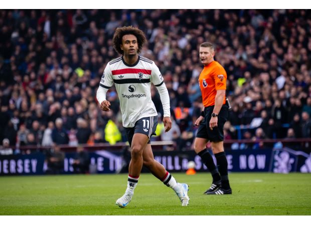 Paul Scholes is questioning the signing of Joshua Zirkzee by Manchester United, following their draw against Aston Villa.