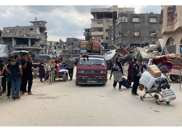 The Israeli army encircles refugee site in Gaza.