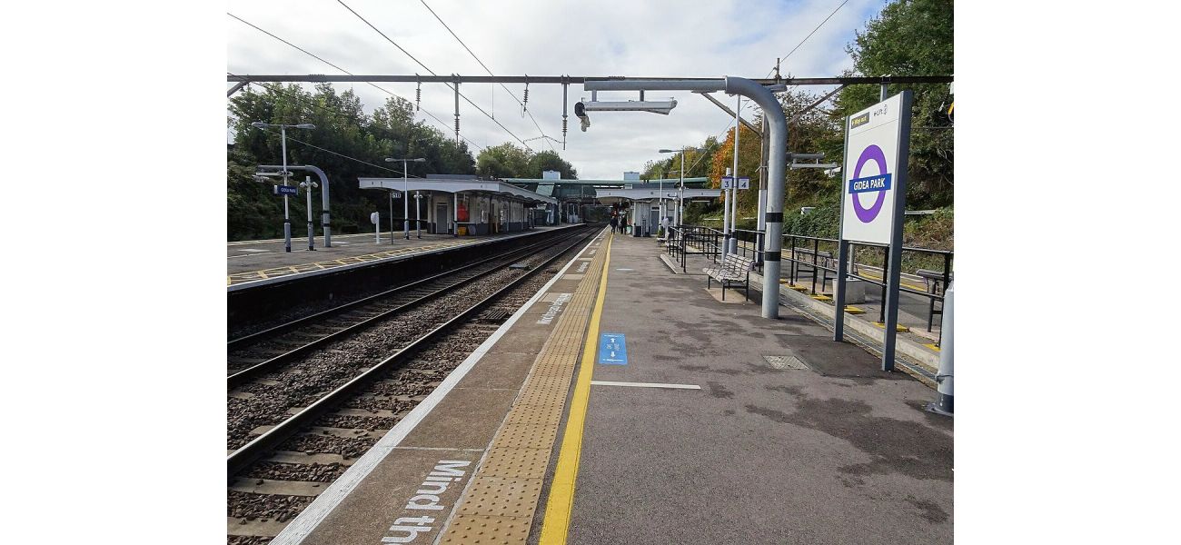 London transport affected by Elizabeth line delays due to signal issue - check for travel updates.
