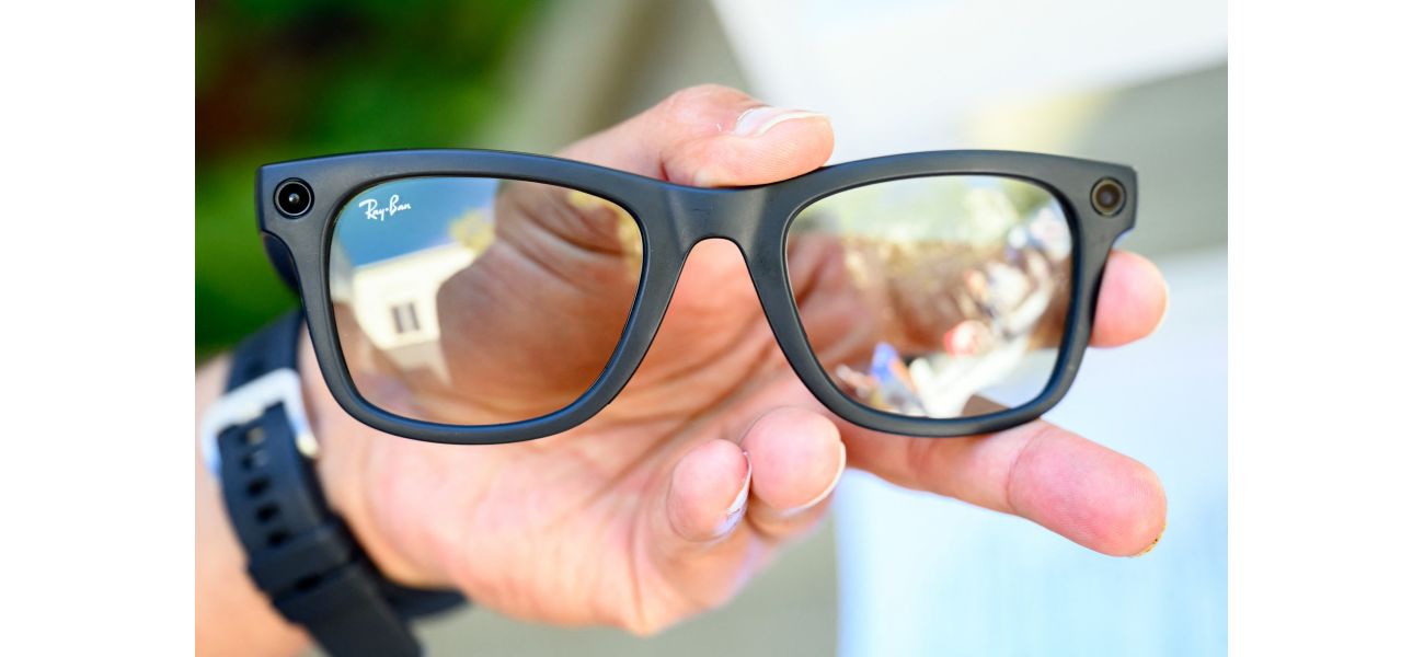 Students secretly identify strangers with smart glasses