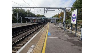 London transport affected by Elizabeth line delays due to signal issue - check for travel updates.
