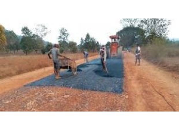 Notice issued to 6 contractors for delayed road construction.