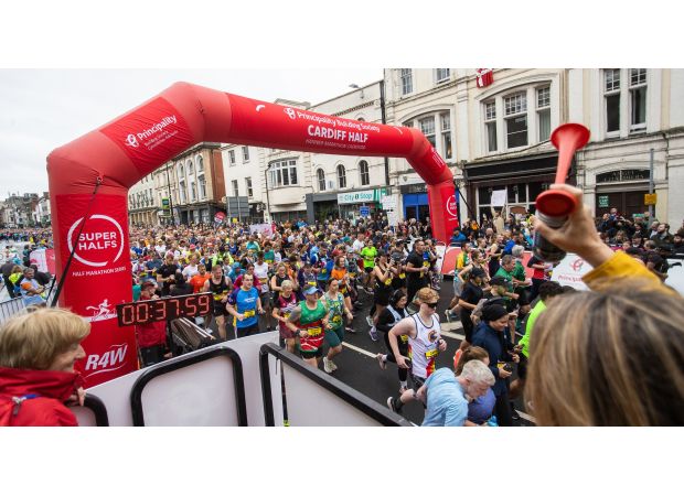 Runner dies at end of half marathon due to collapsing.