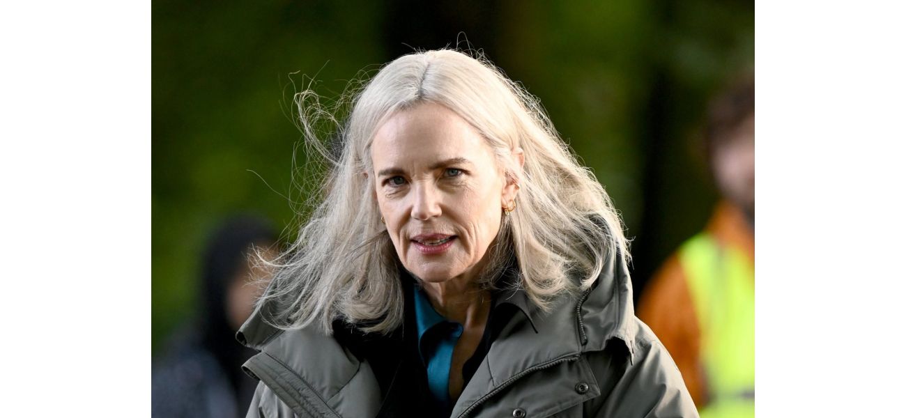 80s star looks different and amazing with new grey hair