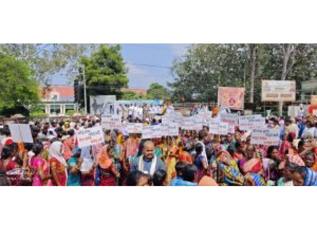 Protesters surround Collectorate building in opposition to Samakoi-Chakdar project.