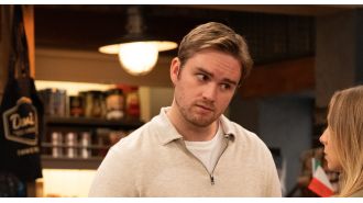 Tom must hide evidence in Emmerdale as a surprise resident could ruin his plans.