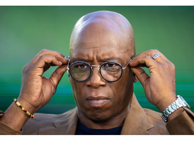 Wright pleads for Arsenal fans to support struggling player.