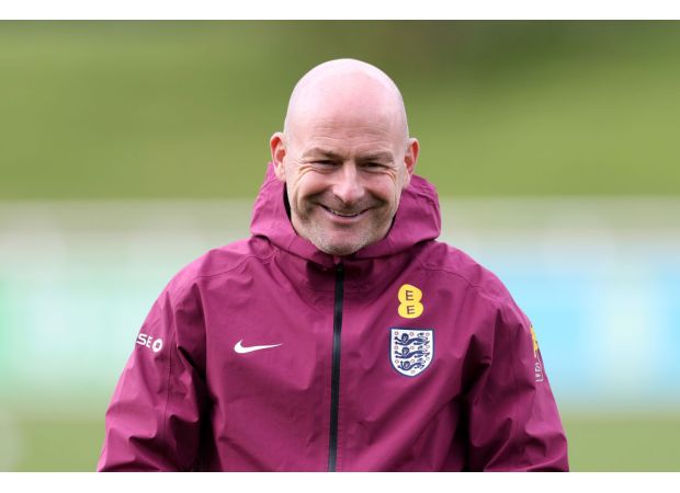A prominent England player praises Lee Carsley's confident demeanor as the national team's coach.