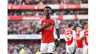 Saka credits two Arsenal players for elevating the team's performance.