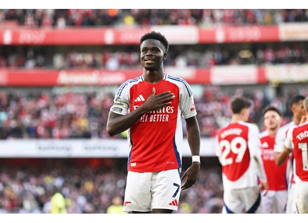 Saka credits two Arsenal players for elevating the team's performance.