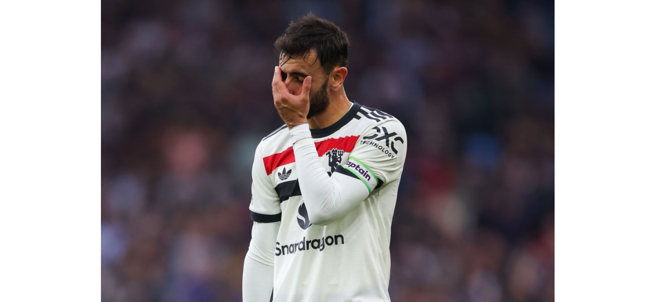 Former Manchester United player Louis Saha criticizes two players on the team for not supporting Bruno Fernandes.