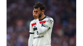 Former Manchester United player Louis Saha criticizes two players on the team for not supporting Bruno Fernandes.