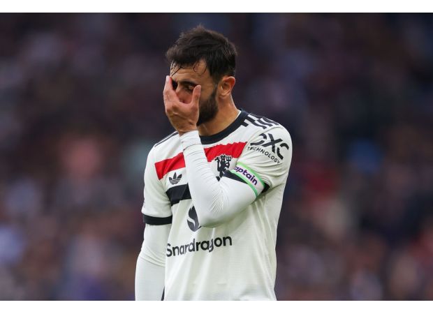 Former Manchester United player Louis Saha criticizes two players on the team for not supporting Bruno Fernandes.