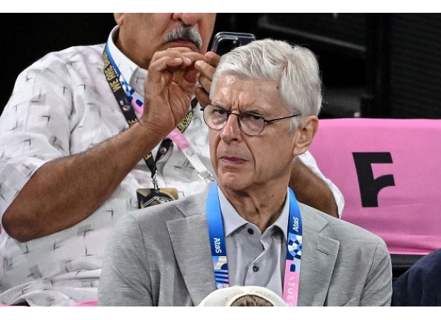 Fans of Arsenal defend Arsene Wenger against criticism from Graeme Souness.