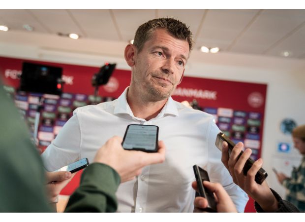 Soccer player from Manchester United tells coach to limit his playing time due to concerns about his injury.