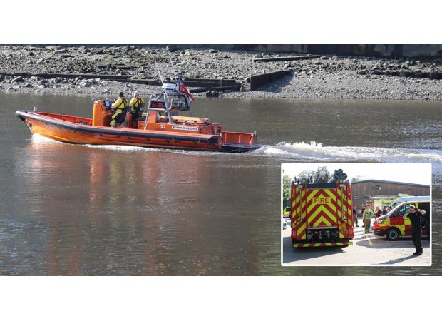 Man goes missing in River Thames when boat overturns.