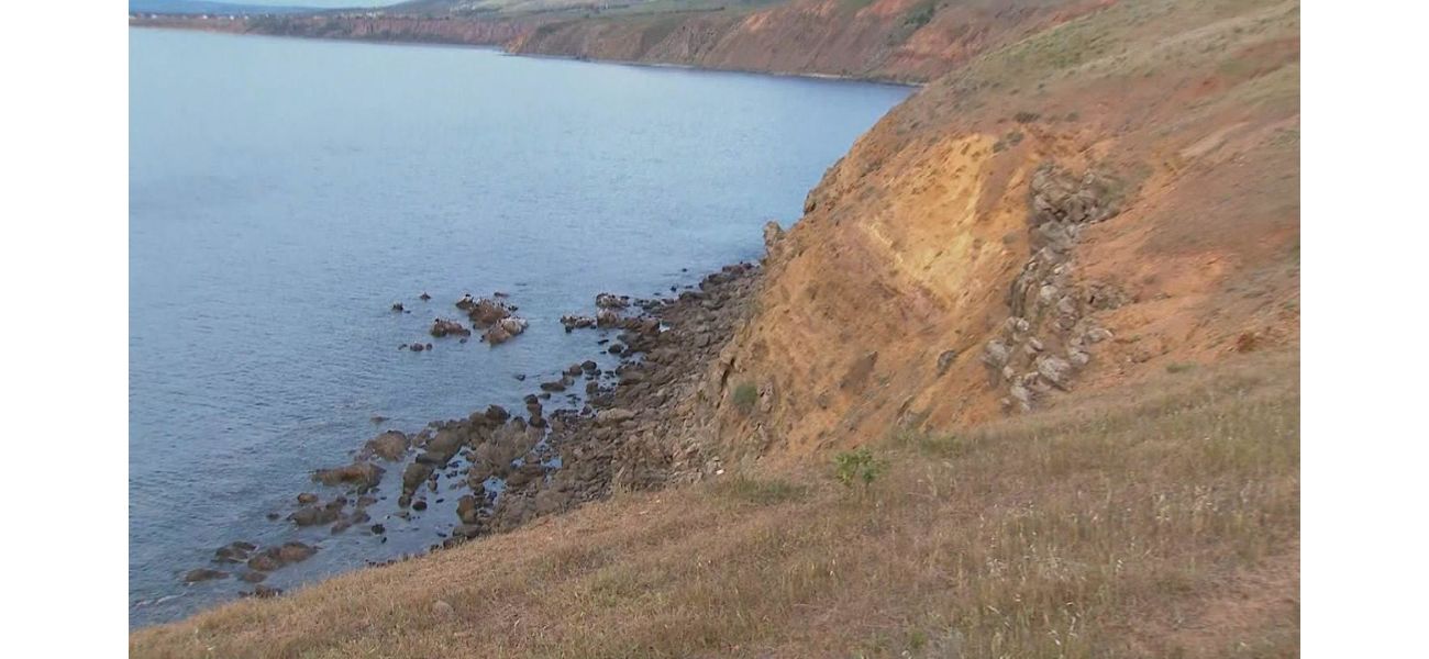 Hiker saved from dangerous cliff fall in South Australia.