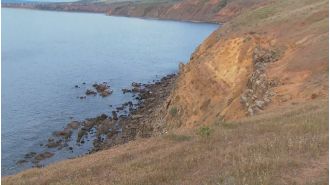 Hiker saved from dangerous cliff fall in South Australia.