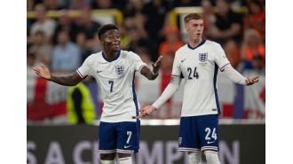 Fabregas compares young talents Palmer and Saka to Arsenal and Chelsea fans.