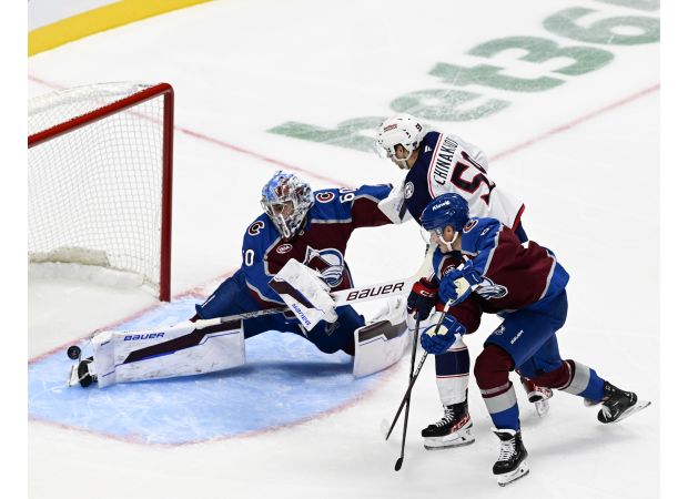 Avalanche loses second straight game due to poor goaltending, starting season at 0-2.