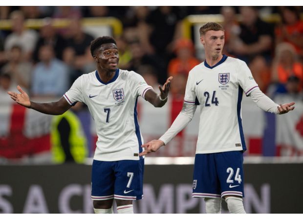 Fabregas compares young talents Palmer and Saka to Arsenal and Chelsea fans.