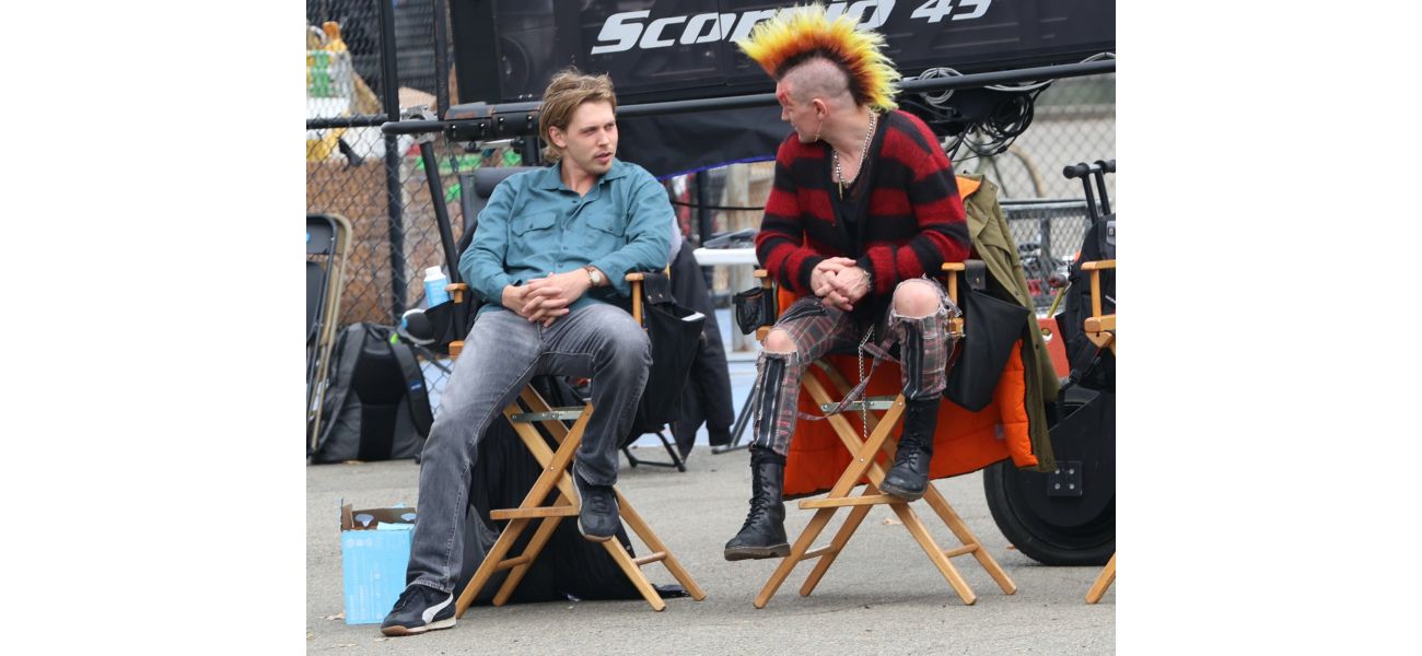 Matt Smith's appearance drastically changed as he sported a fiery mohawk while filming with Austin Butler for Caught Stealing.