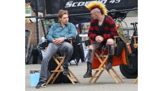 Matt Smith's appearance drastically changed as he sported a fiery mohawk while filming with Austin Butler for Caught Stealing.