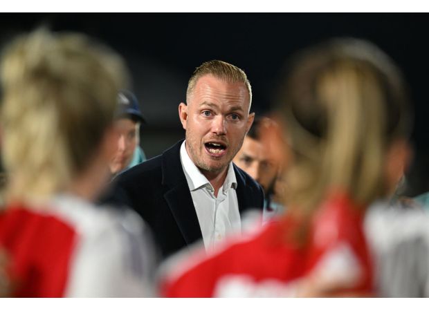 Eidevall's downfall at Arsenal: alienating fans and team.