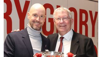 Man Utd requests Sir Alex Ferguson to stay out of players' changing room.