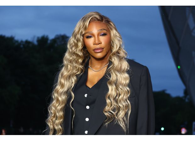 Tennis star Serena Williams has surgery to remove large mass from her neck.