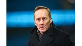 Lee Dixon says that he believes Arsenal will sign a former Manchester United midfielder in the upcoming summer.