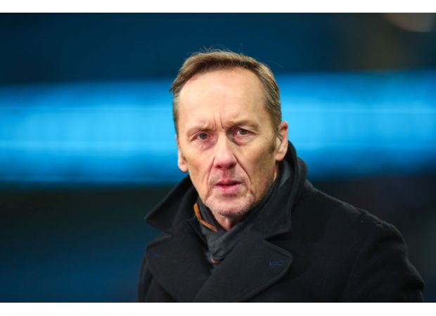 Lee Dixon says that he believes Arsenal will sign a former Manchester United midfielder in the upcoming summer.