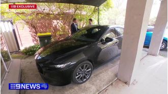 Thieves try to rob young dad and his baby in the car.