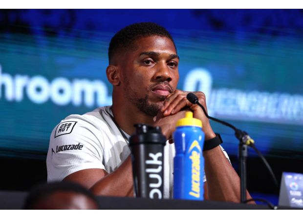 Boxer Anthony Joshua lauded for kind deed towards mourning family.