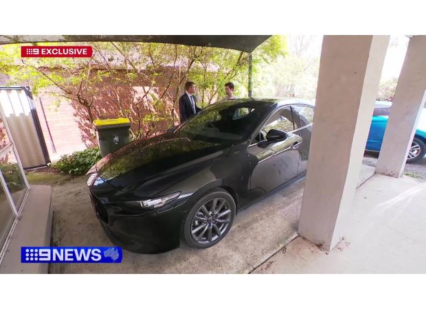 Thieves try to rob young dad and his baby in the car.