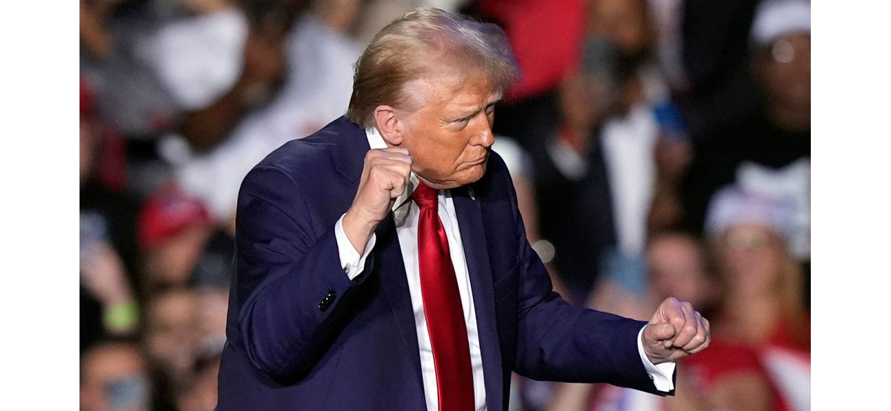 Trump remains quiet for 20 minutes after microphone malfunctions.