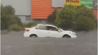 Many people lose electricity in Victoria and South Australia due to thunderstorms.
