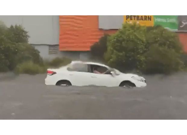 Many people lose electricity in Victoria and South Australia due to thunderstorms.