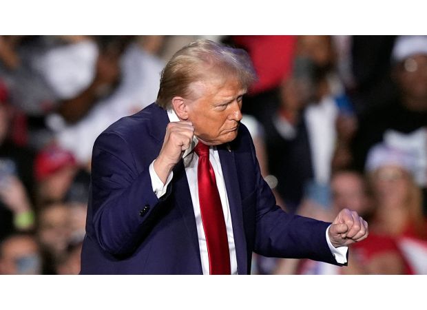 Trump remains quiet for 20 minutes after microphone malfunctions.