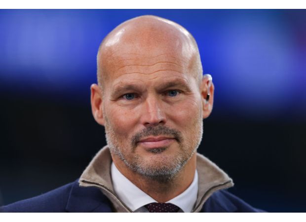 Ljungberg encourages Isak to sign with top Premier League clubs.