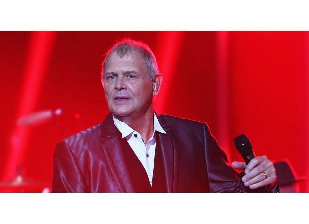John Farnham, a well-known 80s musician, is unable to sing due to undergoing extensive cancer surgery.
