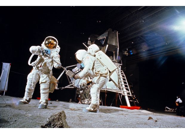 This AI program helps people avoid conspiracy theories.