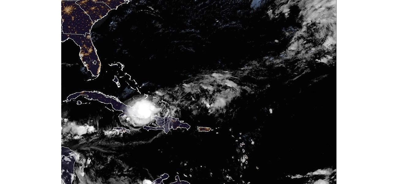 Hurricane Oscar reaches eastern Cuba and hits the Bahamas before hitting land.