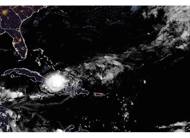 Hurricane Oscar reaches eastern Cuba and hits the Bahamas before hitting land.