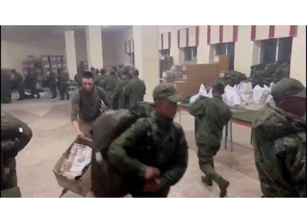 Russian soldiers are helping North Korean troops get ready for combat, according to spy agency reports.