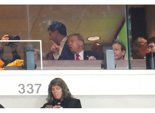 Trump visits Jets-Steelers game after busy weekend.